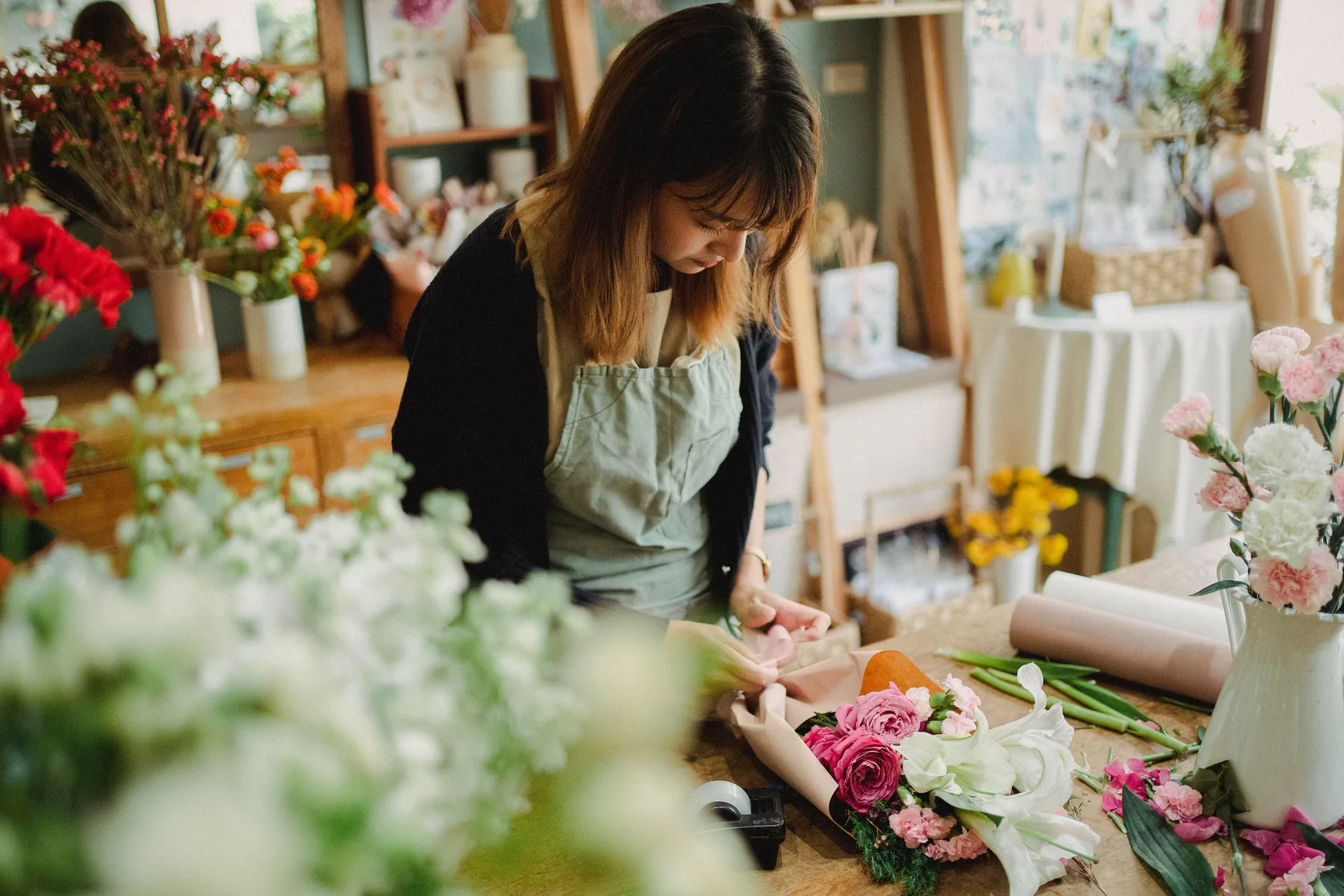 Florista organizando flores en su tienda