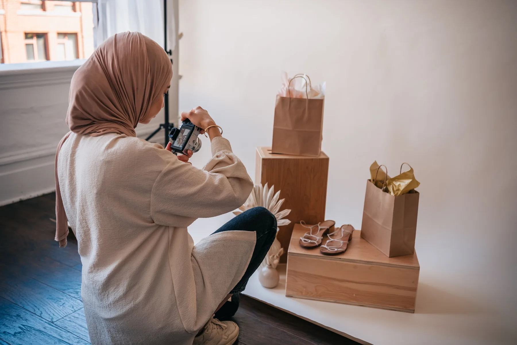 Emprendedora fotografiando productos de su negocio